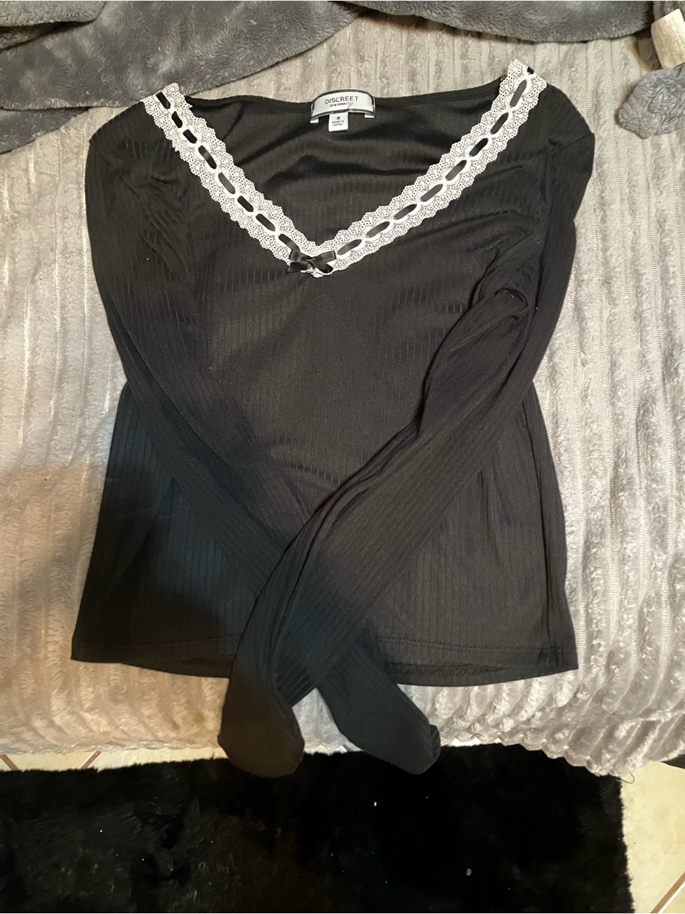 Discreet Black Long-Sleeve Ribbed Top with White Lace V-Neck Trim